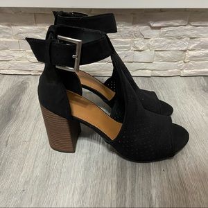 Universal Thread chunk heel sandal